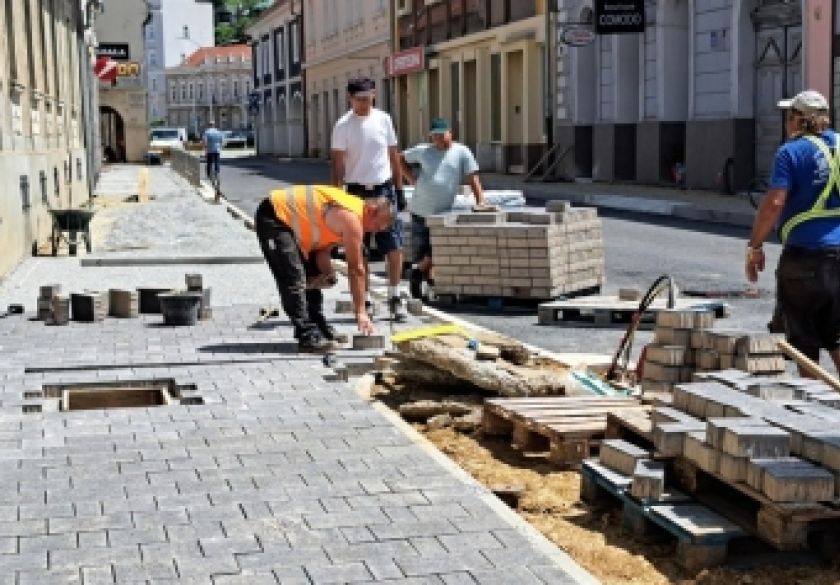 Ulici Matice hrvatske u Požegi dobiva potpuno novi izgled - postavljaju se kocke na nogostup i uskoro završni sloj asfalta