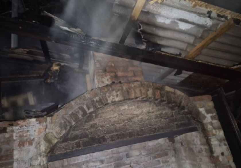 Odmah iza ponoći i dočeka Nove godine 17-godišnjak zapalio vatru u pecalu koja se ubrzo proširila na drveno krovište