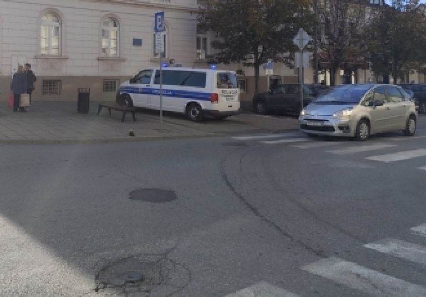 Došlo je do naleta osobnog automobila na pješakinju u križanju Ulica Matije Gubca i Matice Hrvatske