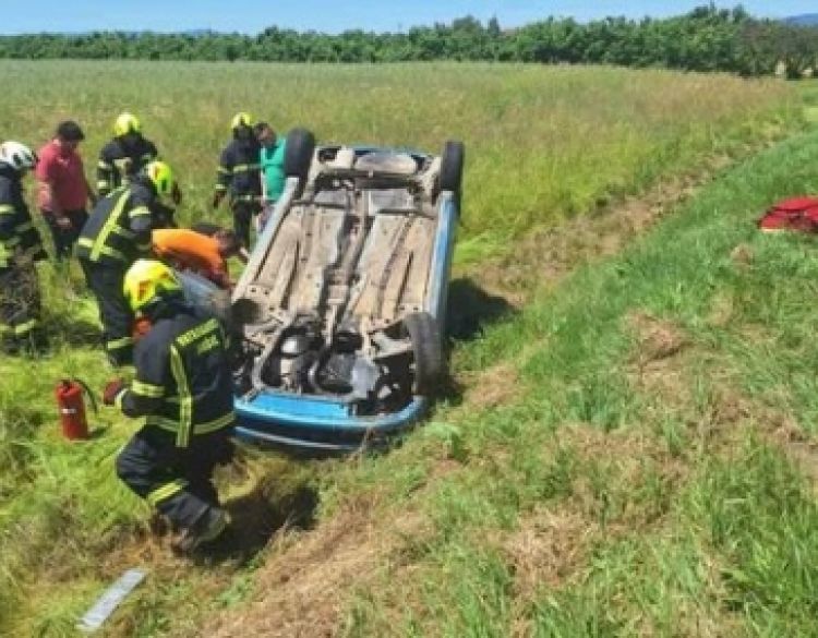 19-godišnji vozač teretnog automobila za vrijeme vožnje koristio mobitel i bez sigurnosnog pojasa sletio, udario u metalni stup i prevrnuo se u polju