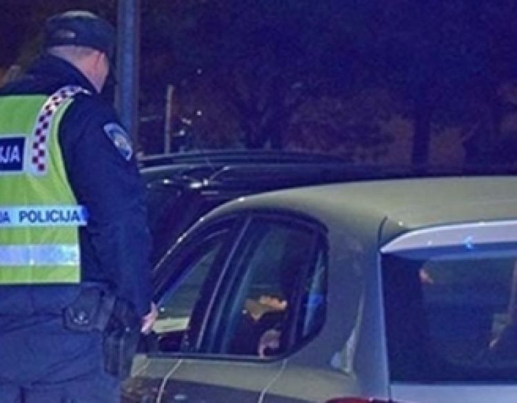 40-godišnjak s oduzetom vozačkom, vidno alkoholiziran sletio u Lukaču i udario u metalnu cijev - odbio alkotest pa je završio u policiji
