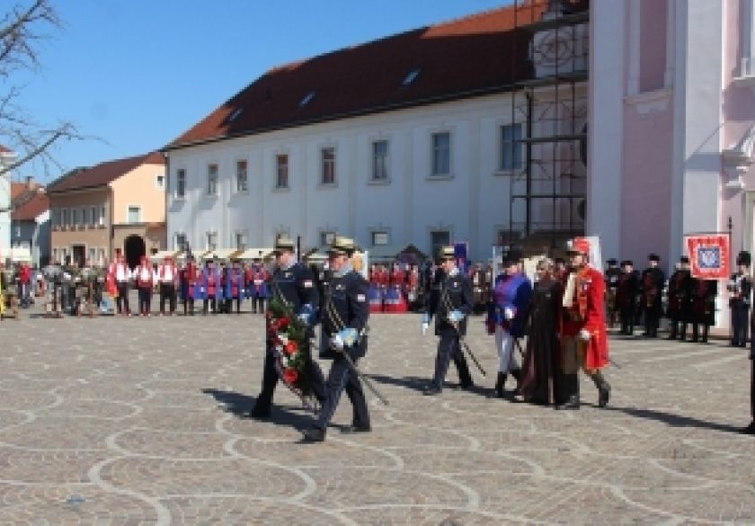 Požežani u rekordnom broju popratili proslavu Grgureva, postrojene povijesne postrojbe i manifestaciju Zeleno & plavo na Trgu sv. Terezije sa štandova obrtničkih komora i koncertom Bebeka