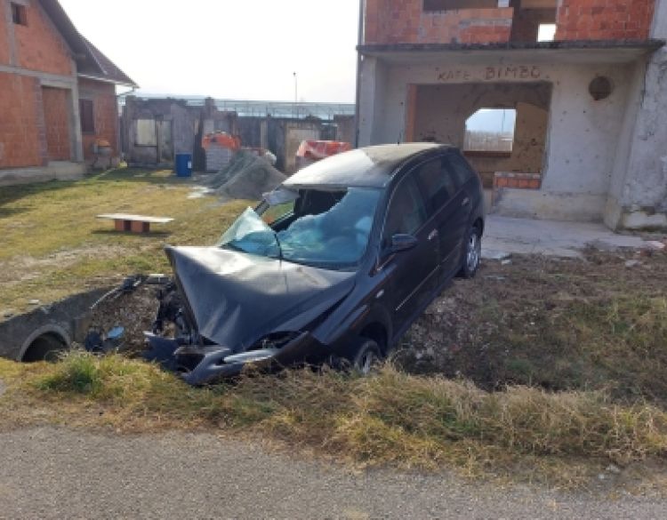 Dvije  prometne nesreće a 48-godišnji vozač u Busnovima sletio s ceste u odvodni kanal i udario u betonski propust