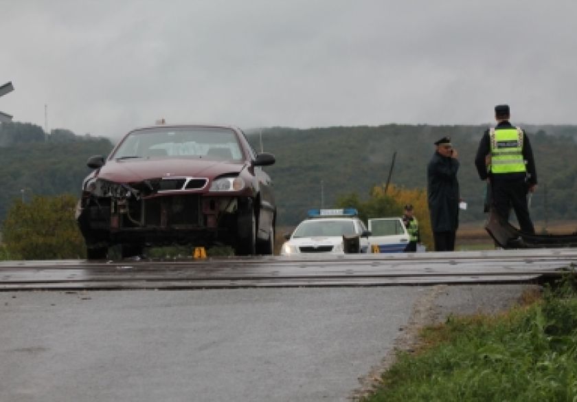 U sudaru automobila i vlaka na željezničkom prijelazu u Pleternici teško ozlijeđene dvije osobe - vozač alkoholiziran i bez vozačke