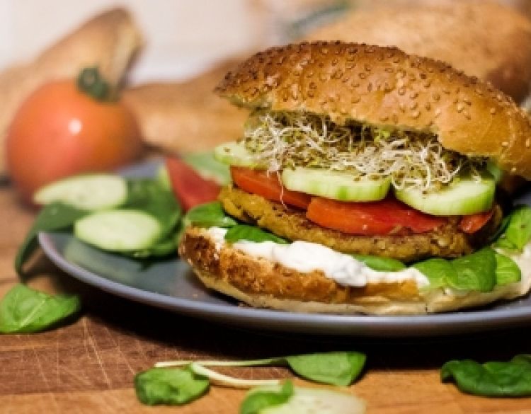 Zasad ništa od zabrane naziva  „veganski burgeri” - ispravni nazivi veganski burgeri, paštete i kobasice