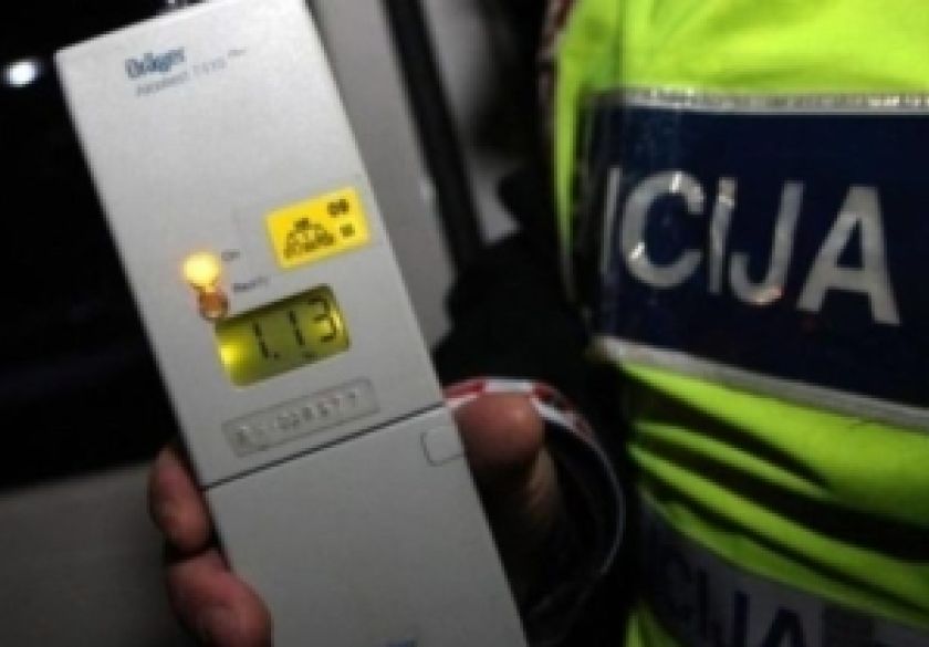 Na terasi kafića u Požegi sinoć je alkoholizirani 23-godišnjak s 1,23 promila vrijeđao policijske službenike pa je uhićen i priveden