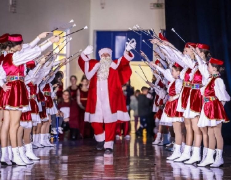 Požegi s ljubavlju - Požeške mažoretkinje već četvrt stoljeća organiziraju plesni doček Djeda Božićnjaka