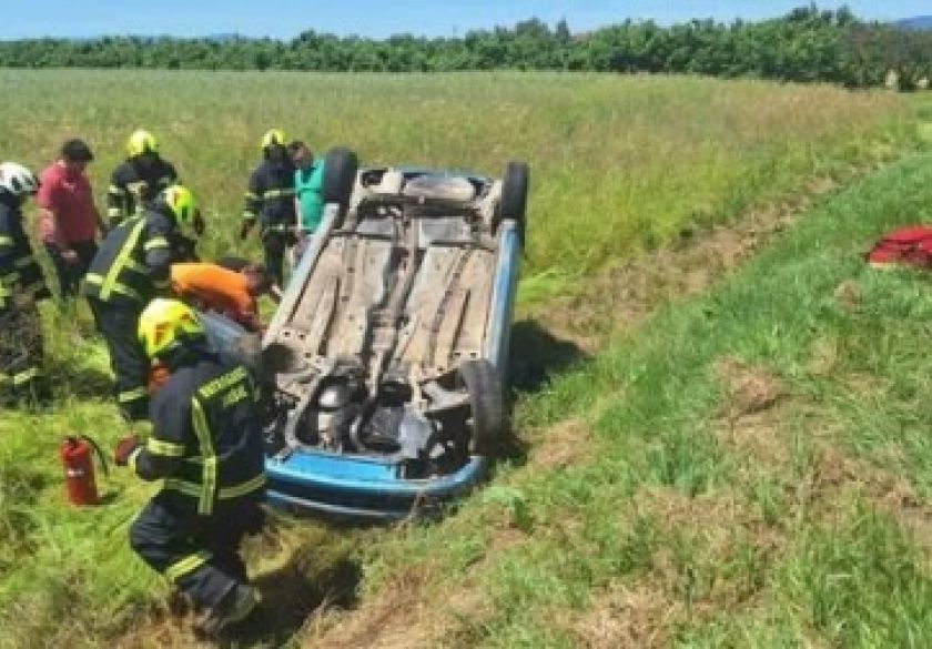 4 prometne, 2 bijega vozača a 38-godišnji vozač u Gradištu sletio s prometnice - bez vozačke, uz alkohol od 2,10 promila, bez registracijskih pločica
