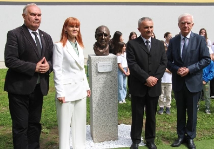 Svečano otkrivena spomen bista pjesniku Dobriši Cesariću u dvorištu OŠ Dobriše Cesarića Požega
