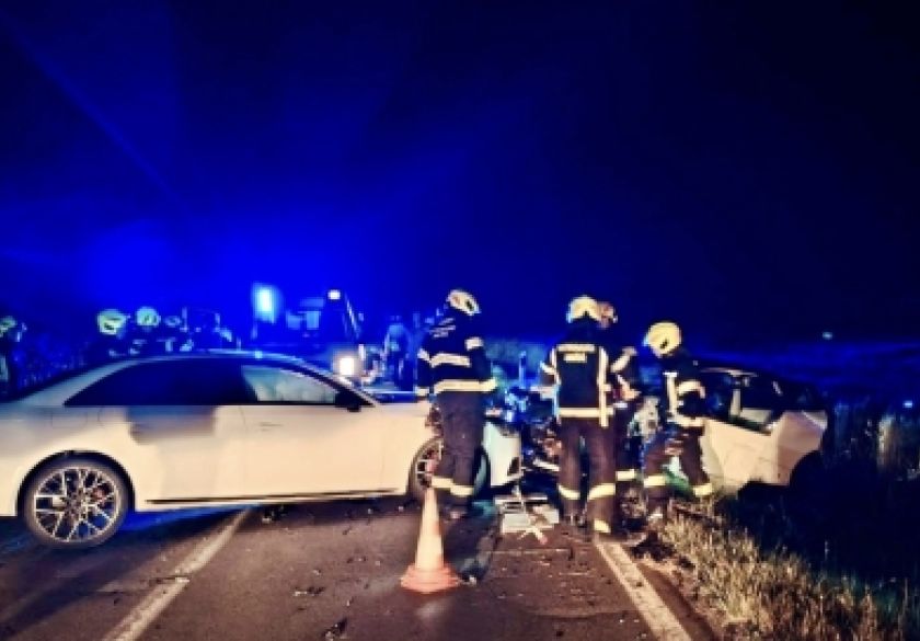 Teška prometna nesreća između Eminovaca i Jakšića: Četiri osobe ozlijeđene, interveniralo 19 vatrogasaca