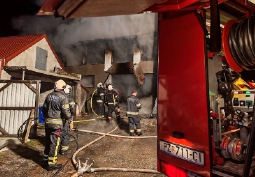 Rano jutros u Kutjevu požar na gospodarskoj zgradi uz obiteljsku kuću a u Požegi požar na automobilu