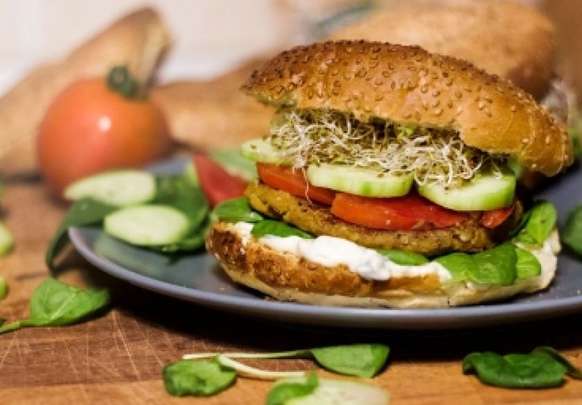 Zasad ništa od zabrane naziva  „veganski burgeri” - ispravni nazivi veganski burgeri, paštete i kobasice