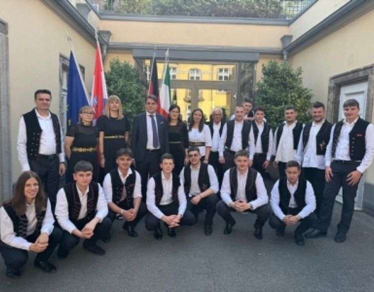 Požeški tamburaški orkestar oduševio publiku u Düsseldorfu i donio duh Slavonije među Hrvate u Njemačkoj