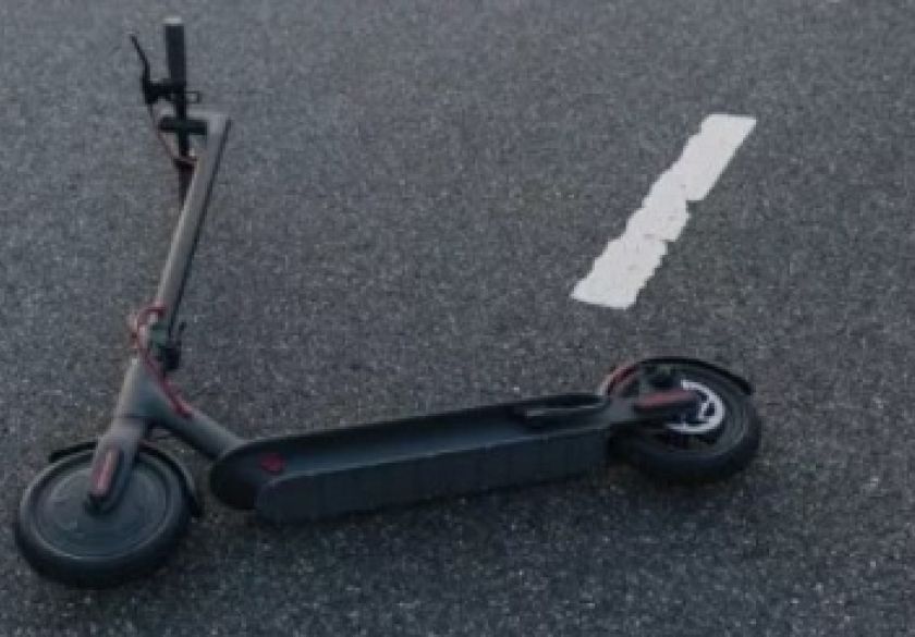 Unatoč brojnim upozorenjima, maloljetni vozači romobila ne posustaju - noćas dvoje na romobilu u Brestovcu a teško ozlijeđeno dijete