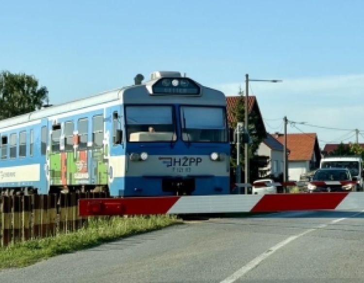 Policija pronašla vozača koji je na pružnom prijelazu udario u polubranik i pobjegao