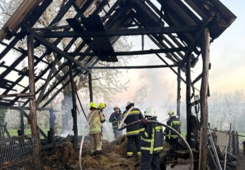 Došlo je do požara drvenog štaglja ispunjenog sijenom i slamom u Kaptolu