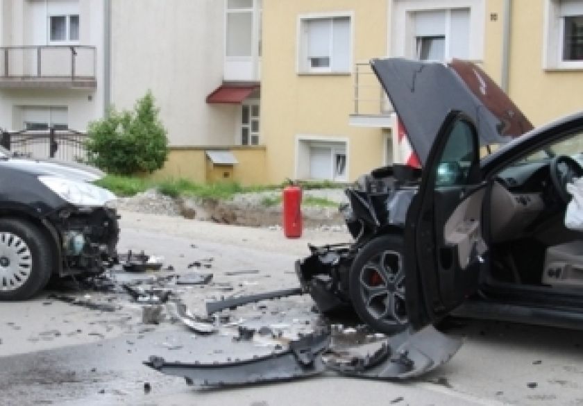 Došlo je do prometne nesreće između osobnog i teretnog automobila u požeškoj Zrinskoj ulici