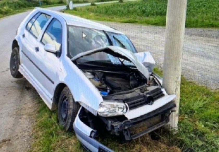 Uslijed neprilagođene brzine 72-godišnjak u Požegi sletio vozilom s kolnika te udario u stup javne rasvjete i stablo
