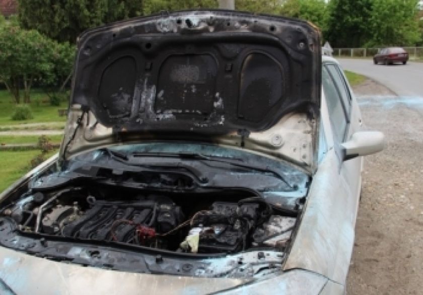 Došlo je do požara na parkiranom automobilu u Požegi uslijed kvara na električnim instalacijama