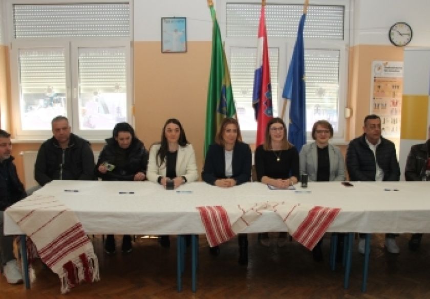 Potpisani ugovori za rekonstrukciju i opremanje Područne škole Gradac koja bi stekla uvjete za cjelodnevnu nastavu u jednoj smjeni