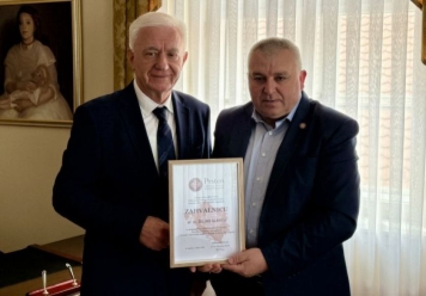 Vodstvo Udruge “Prsten” Požeško-slavonske županije uručilo gradonačelniku Glaviću zahvalnicu za podršku Hrvatima iz BiH