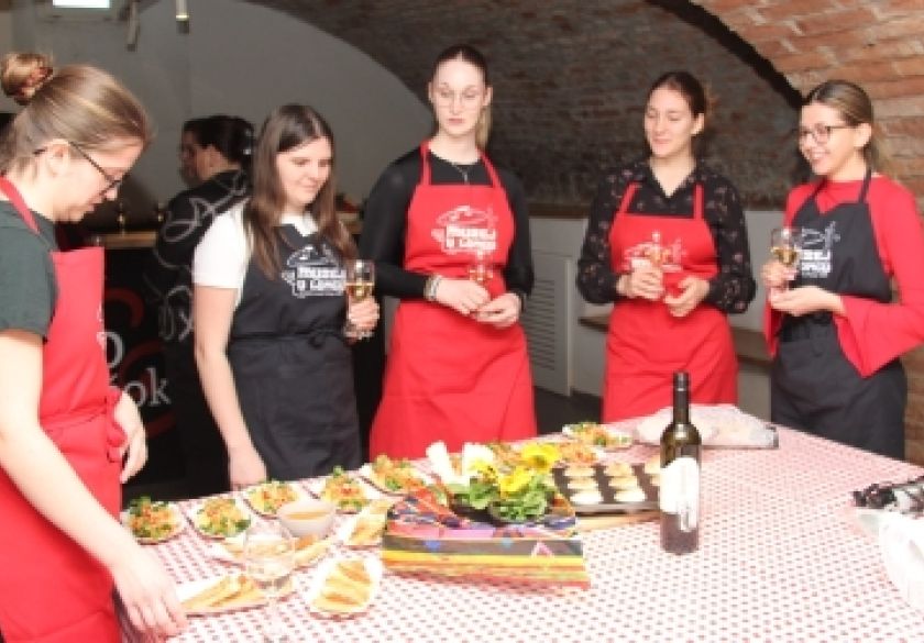 Požeška kuća i Muzej u loncu uz Dan žena spojili strast i užitak pripreme jela - kuhale studentice Fakulteta turizma i ruralnog razvoja