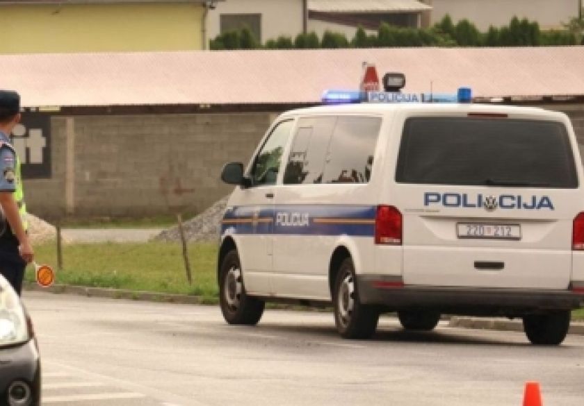 Prešao u suprotnu prometnu traku i udario u teretni automobil, potom pobjegao