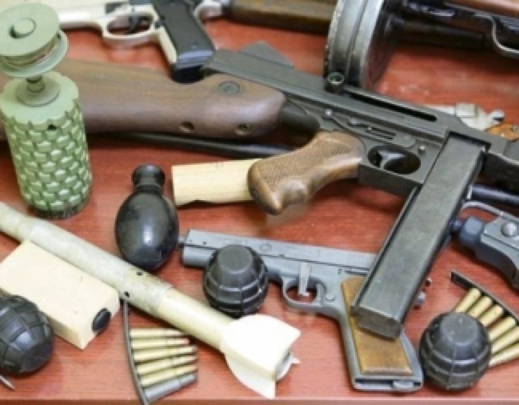 Zavidno naoružan građanin je ipak dragovoljno i anonimno predao svoj arsenal - 6 ručnih bombi, 2 puškomitraljeza i streljivo