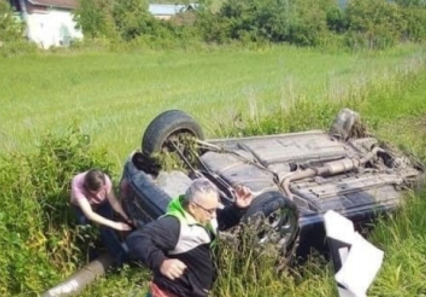 73-godišnji vozač vozilom sletio u putni kanal i prevrnuo se na krov - teško je ozlijeđen
