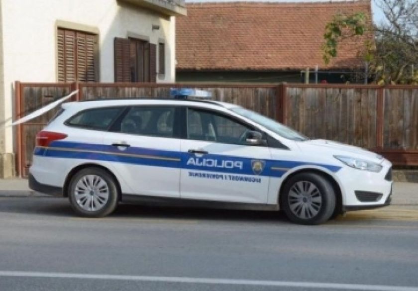 Vozeći teretni automobil u Velikoj nije osigurao teret koji je pao na teretni automobil 48-godišnjaka - policijski službenik je dobio prijavu za prekršaj