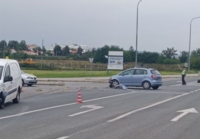 U požeškom raskrižju Industrijske i Šokačke ulice 19-godišnjak s teretnim automobilom nije propustio vozilo 26-godišnjakinje - oboje ozlijeđeni u sudaru