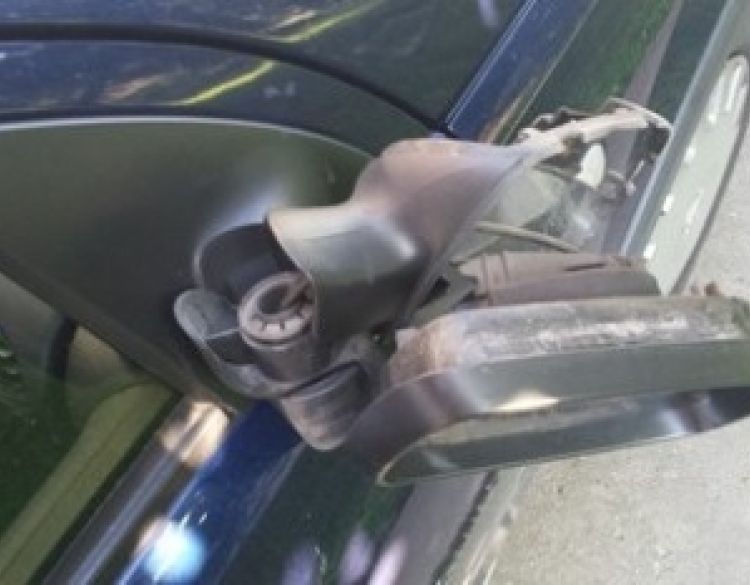 U požeškoj Ulici Matije Gubca 54-godišnji vozač teretnog vozila zapeo za parkirani automobil i pobjegao s mjesta nesreće