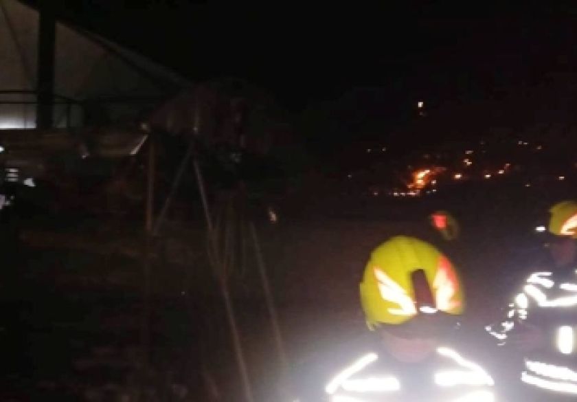 Došlo je požara prilikom rezanja metala, kada su iskre napravile požar na složenim drvima kraj obiteljske kuće u Požegi