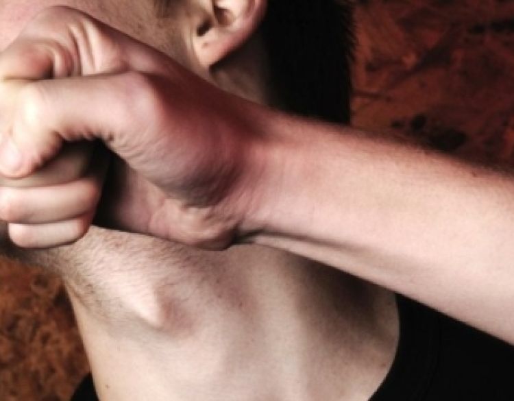 Sinoć pred ponoć u Jakšiću policajac izvan službe tjelesno napao 21-godišnjaka koji je ozlijeđen