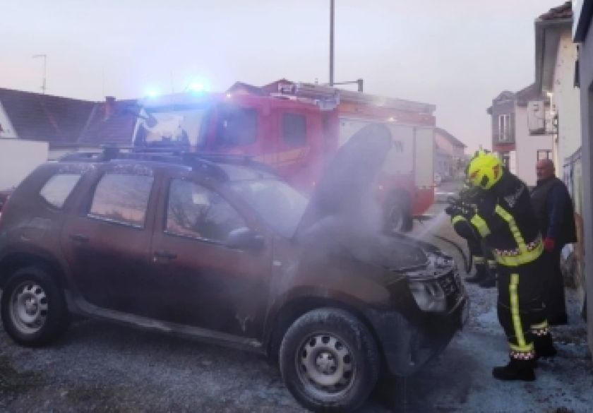Zabilježena su dva požara - u Požegi automobila s kvarom na elektroinstalacijama i Kaptolu u trgovini požar na hladnjaku