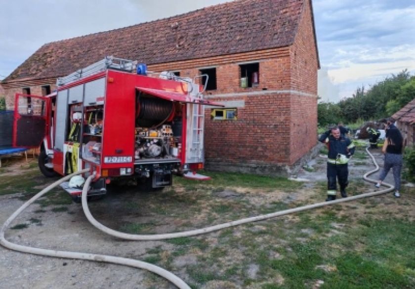 Kutjevački vatrogasci gasili požar u Kuli, policija kasnije zatekla ženu kako spaljuje otpad unatoč zabrani