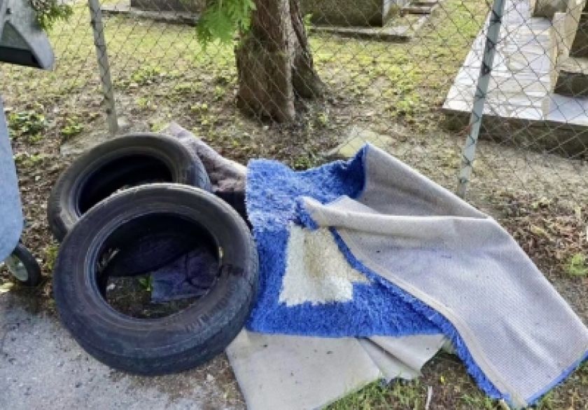 Nepropisno odložen glomazni otpad kod groblja sv. Augustina, Općina Velika poziva na odgovorno odlaganje