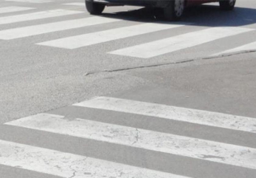 70-godišnji vozač u raskrižju u Požegi na pješačkom prijelazu udario u 29-godišnjeg pješaka - još dvije nesreće u Požegi i jedan bijeg vozača