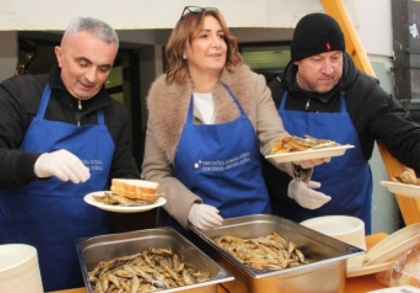 Za Badnjak Udruženje obrtnika Požega i TZ grada pripremili 1.000 girica za građane u Pješačkoj zoni uz Božićni sajam