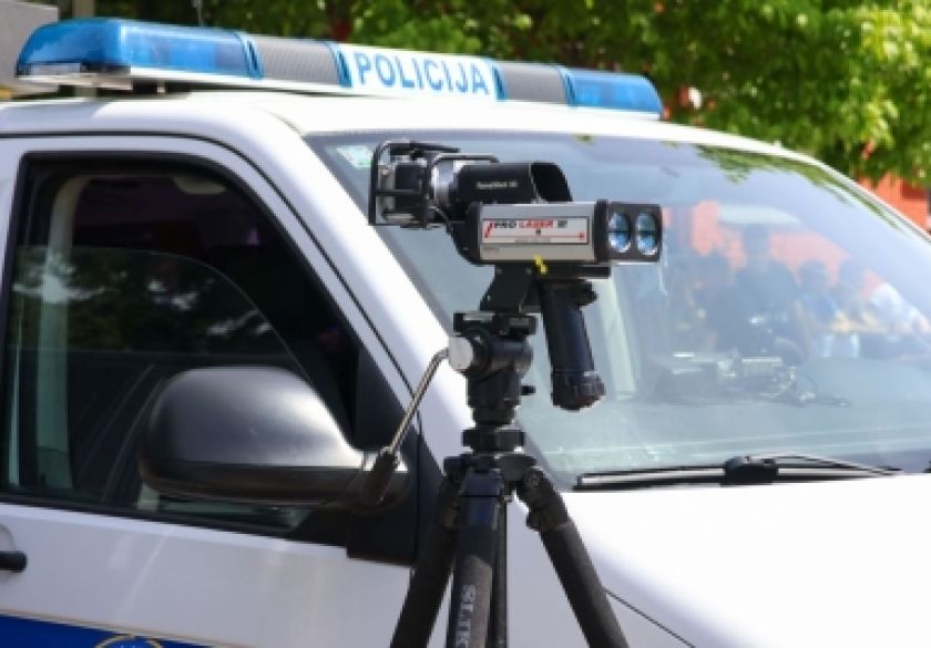 Tijekom vikenda utvrđeno 115 prometnih prekršaja, motociklist jurio 106 km/h kroz naselje