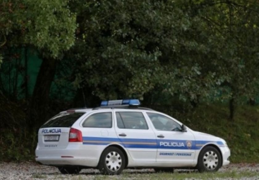 Pod utjecajem alkohola od 1,25 promila 63-godišnjak sletio vozilom u šumskom predjelu kod Podgorja i prevrnuo automobil