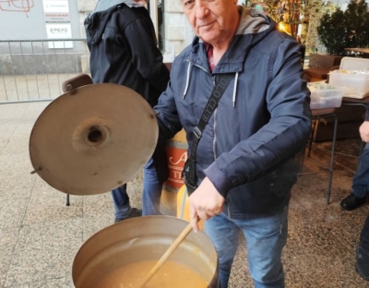 Grupa gastro novinara čiji je član i Kronika požeško-slavonska kuhala humanitarnu maškaranu maneštru za Azil za životinje Viškovo u Rijeci na karnevalu