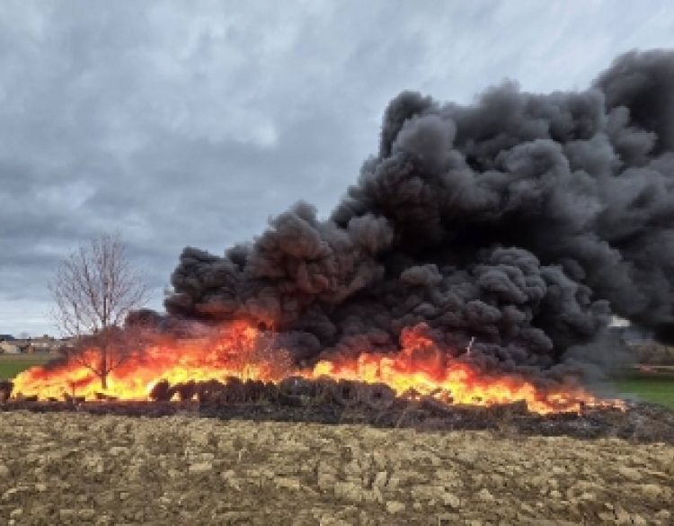 Požar na otvorenom prostoru kraj Golog Brda u spaljivanju velike količine otpada i guma