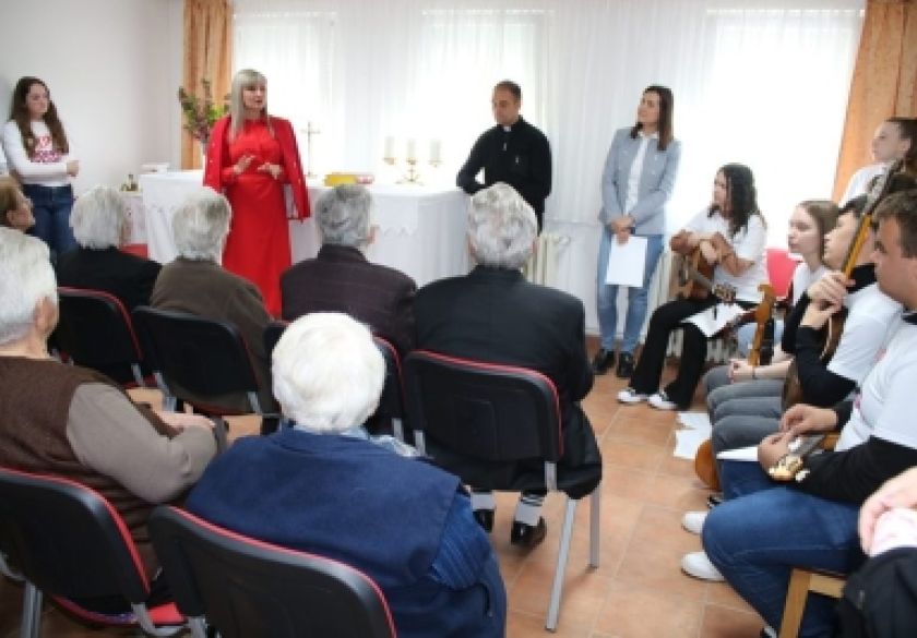 Učenici Katoličke gimnazije posjetili Dom za starije i nemoćne osobe u Velikoj i obilježili Svjetski dan dobrih djela