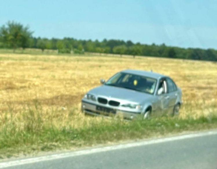 Zbog neprilagođene brzine sletio vozilom s kolnika