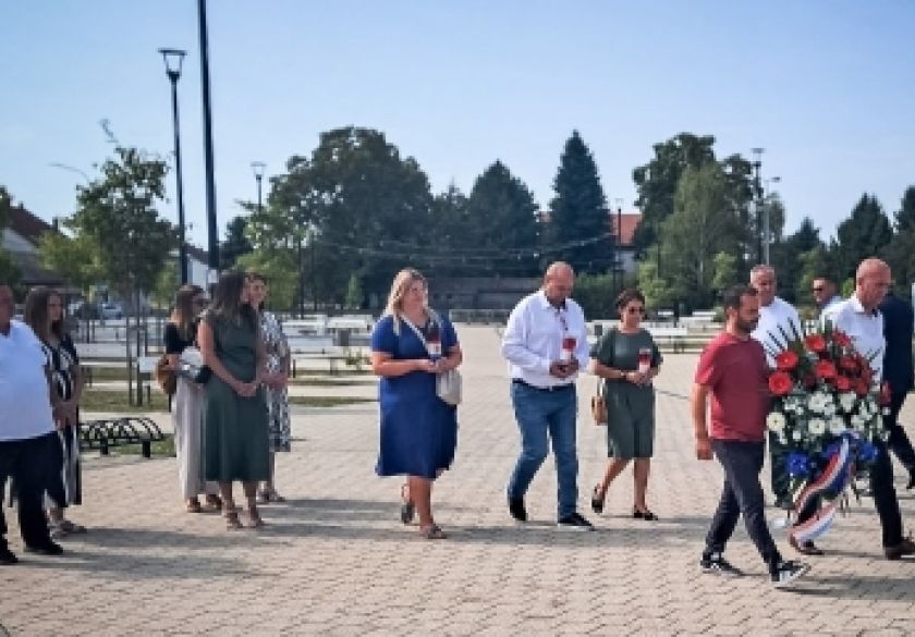 Polaganjem vijenaca na Trgu hrvatskih branitelja obilježen Dan općine Velika i blagdan svetoga Augustina