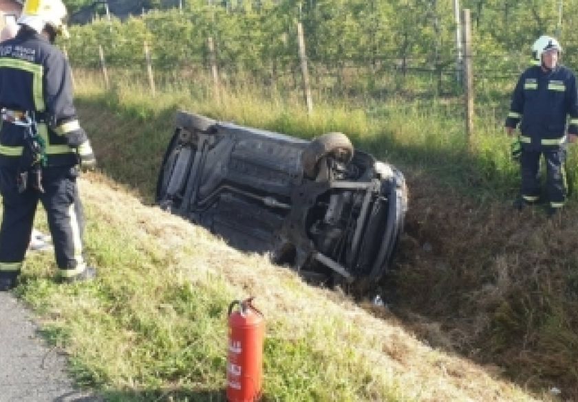 U prometnoj nesreći između Bekteža i Kutjeva 24-godišnja vozačica sletjela s osobnog automobila i ozlijeđena