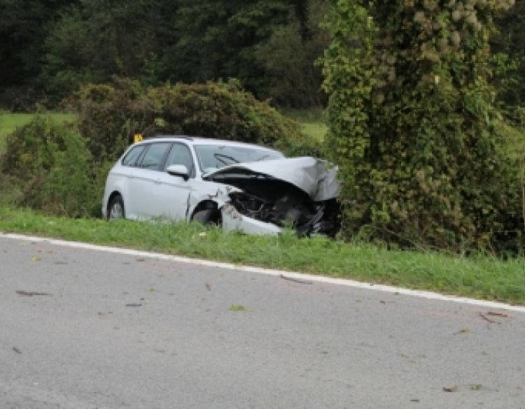 Dvije prometne nesreće a uslijed neprilagođene brzine 57-godišnji vozač udario vozilom u prometni znak i sletio u putni kanal