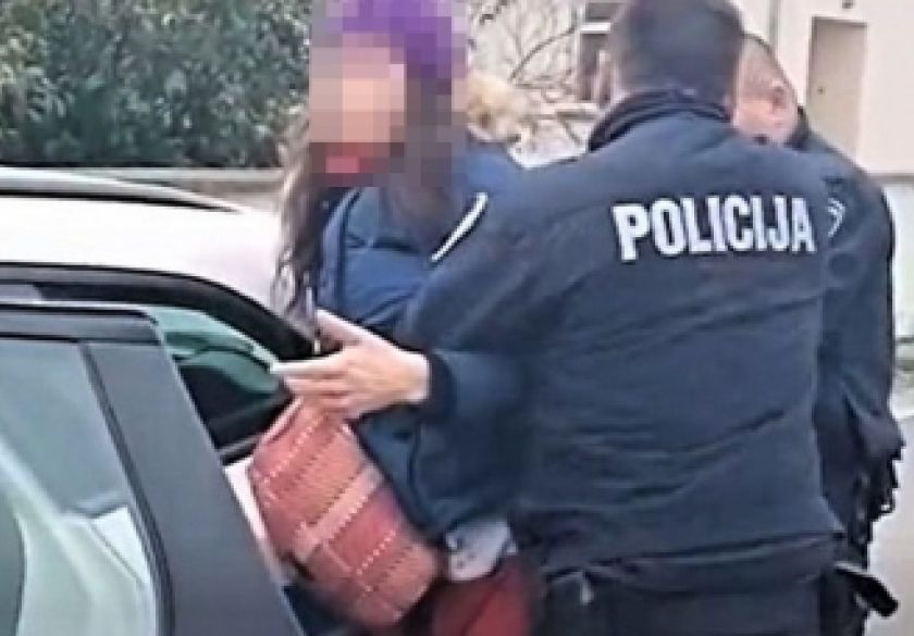 53-godišnjakinja u Požegi lupala po ulaznim vratima a vrijeđala i policajce u postupanju - uhićena je i privedena na sud pa dobila 8 dana zatvora