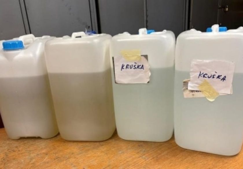 Policija zatekla 43-godišnjaka u Čaglinu koji je u automobilu prevozio oko 40 litara rakije bez nadzornih markica RH